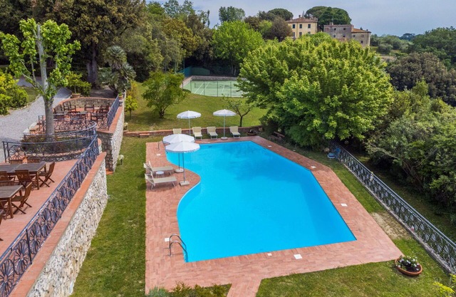 Lovely apartment in villa with WIFI, private pool, TV, terrace, pets allowed and parking