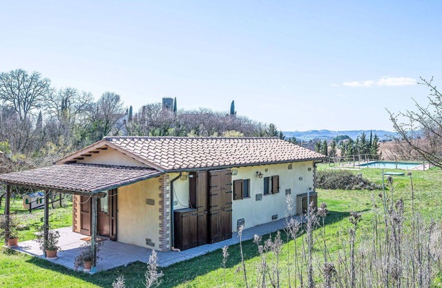 Lovely apartment in villa for 4 guests with A/C, WIFI, pool, TV, patio, pets allowed and parking