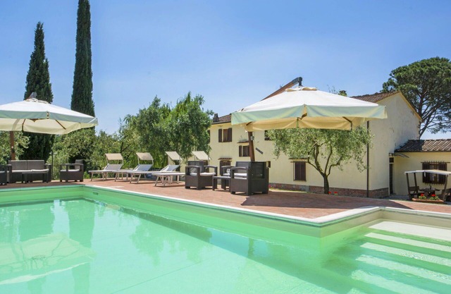 Lovely apartment in villa for 18 people with WIFI, private pool, TV, balcony and pets allowed