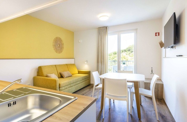 Lovely apartment with A/C, pool, WIFI, TV, terrace, pets allowed, panoramic view and parking