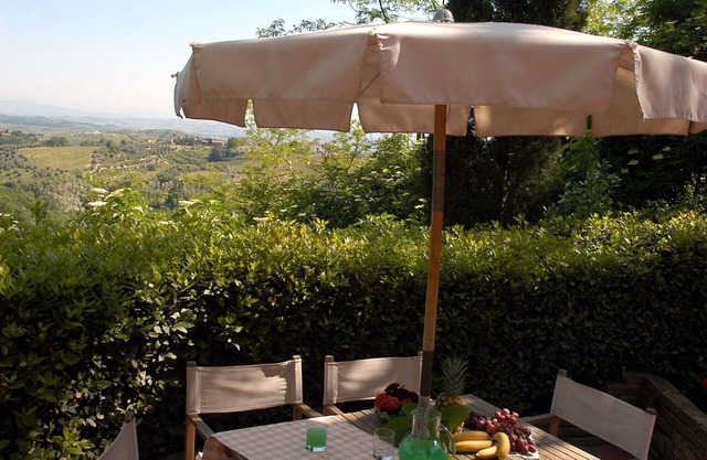 Lovely apartment with WIFI, pool, A/C, TV, pets allowed and parking, close to San Gimignano