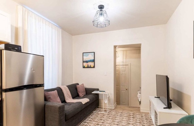Lovely Bachelor in the Heart of Hamilton