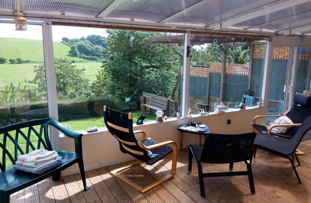 Lovely Bright Garden Apartment With WiFi & Spa overlooking RSPB reserve. Brading