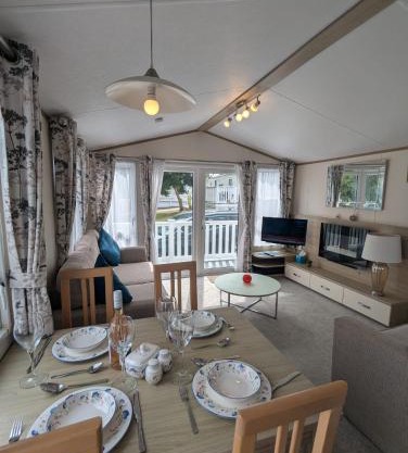 LOVELY BRIGHT AND AIRY CARAVAN ON THE 5 Star SHOREFIELD COUNTRY PARK ENTERTAINMENT PASSES INCLUDED