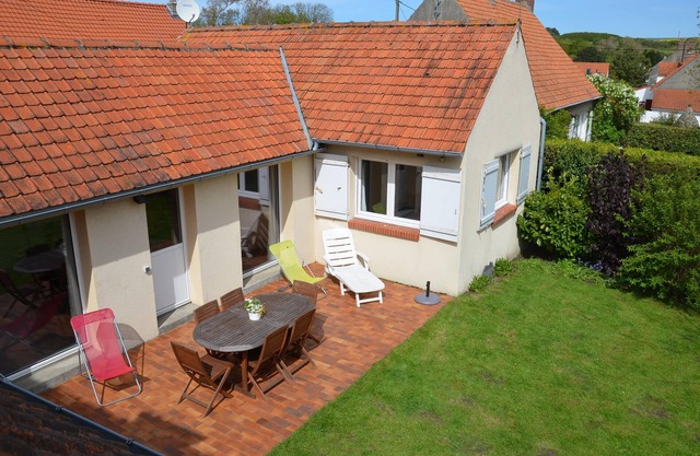 Lovely bright house with enclosed garden 5 minutes walk from the beach