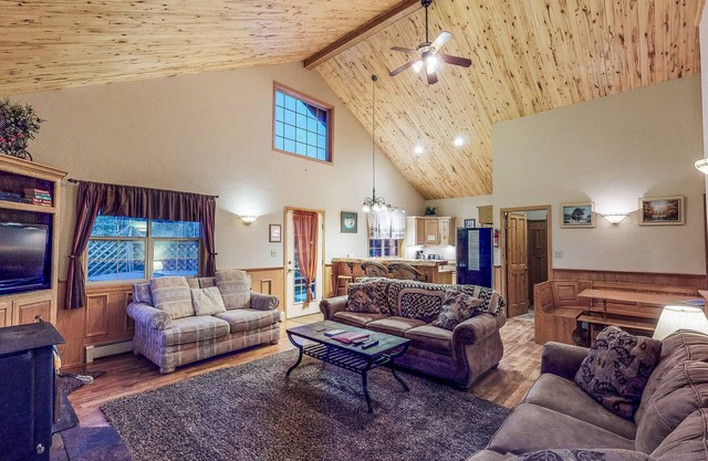 Lovely cabin on pond with balcony, outdoor fire, and private hot tub