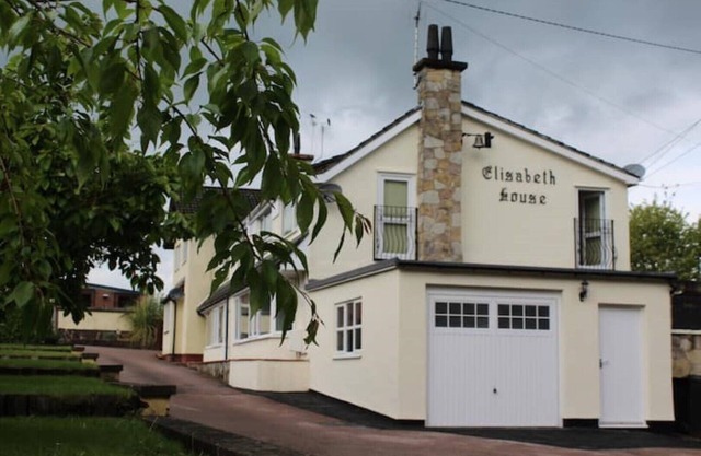 Lovely canal-side cottage, with parking & wi-fi