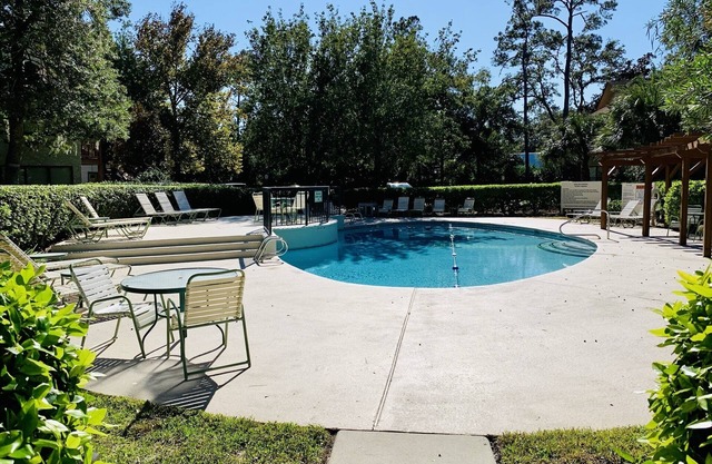 Lovely Condo in Gated Harbour Oaks walking distance to the Village