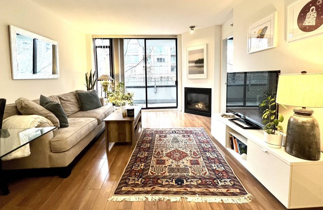 Lovely Condo at the Vibrant Waterfront