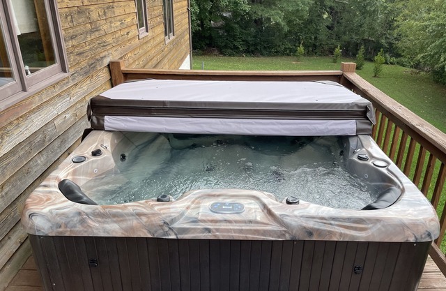 Lovely cottage in West Asheville. Hot Tub. Pool open for SUMMER!