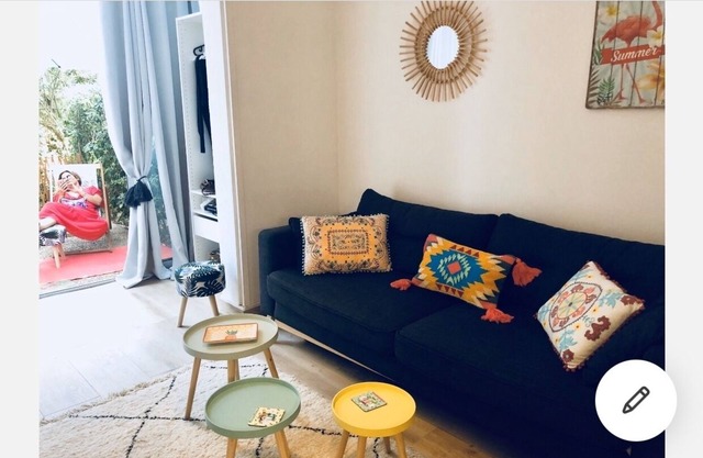 Lovely, cozy studio with garden terrace and parking.
