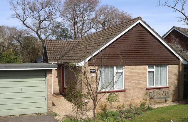 Lovely dog friendly 2 bed bungalow with parking