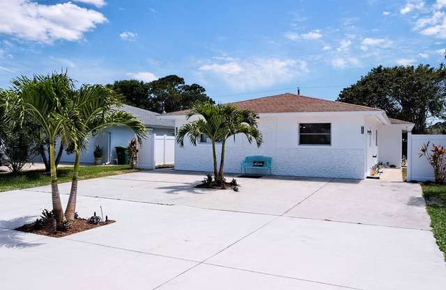 Lovely dog-friendly duplex near Gulf with enclosed yard, central AC, & W/D
