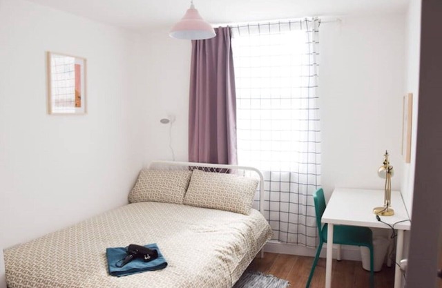 LOVELY DOUBLE BEDROOM NR GRAND HOTEL IN CENTRE