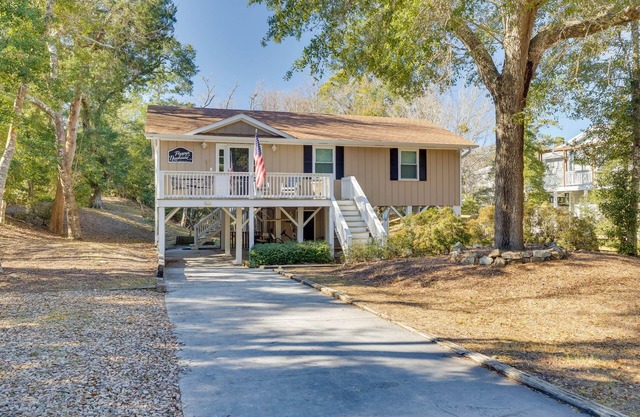 Lovely Emerald Isle Home, Walk to Beach!