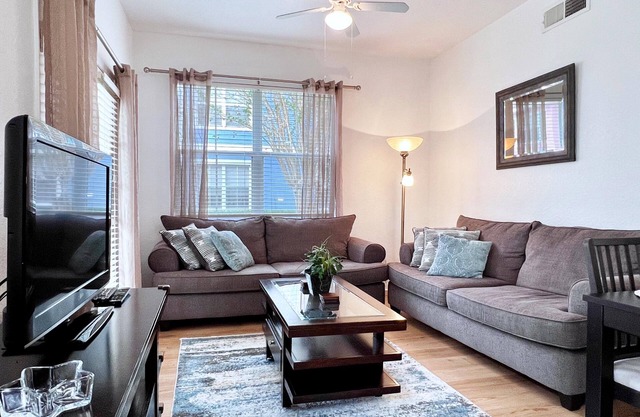 Lovely Family Townhome in Great Location-2200SCD