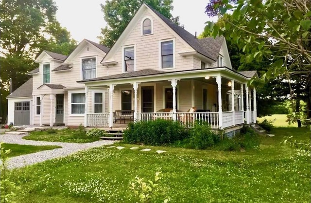 Lovely Farmhouse 4b/3.5ba w/Chef's Kitchen/Big Porch, close to Great Barrington