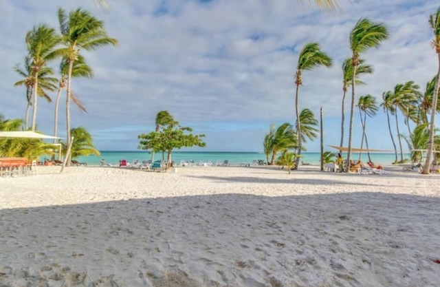 Lovely Fishing Lodge apt with pool & marina view