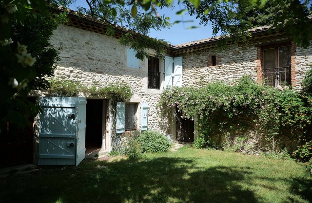 Lovely restored farmhouse in Provence surrounded by sunflowers & vineyards