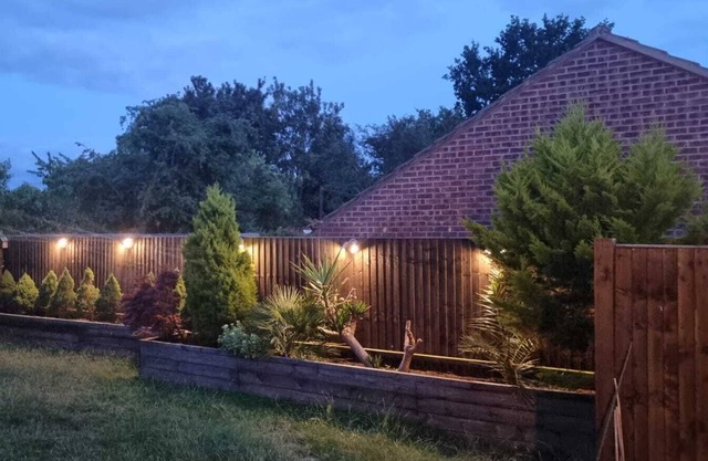 Lovely, fully equipped house, free parking & spacious garden