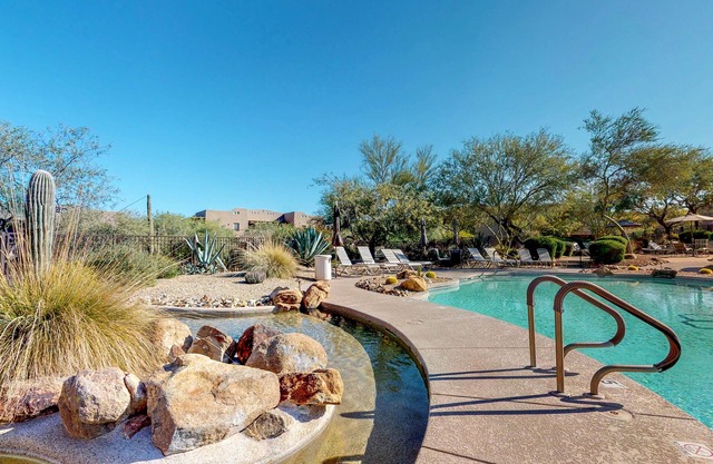 Lovely, Ground-Floor Townhouse with a Great Location, Patios, WiFi & Shared Pool