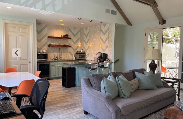 Lovely Guest House in Luxury Estate Seaside Home
