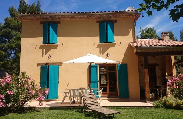 Lovely house in the Luberon with a pool in a charming location.