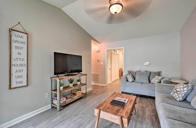 Lovely High Point Abode ~ 2 Mi to University!