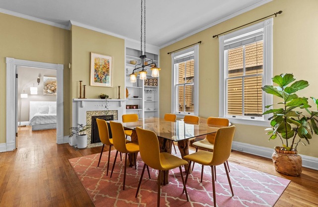 Lovely Historic 2 bedroom steps to Riverwalk -Fully stocked!
