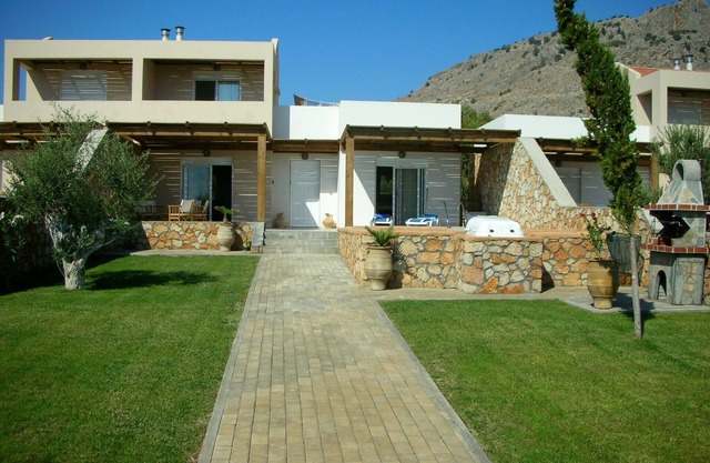 Lovely holiday Villa with private pool , between historic Lindos and Pefcosnn