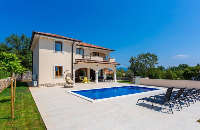 Lovely home in Sveti VidDobrinjski with WiFi