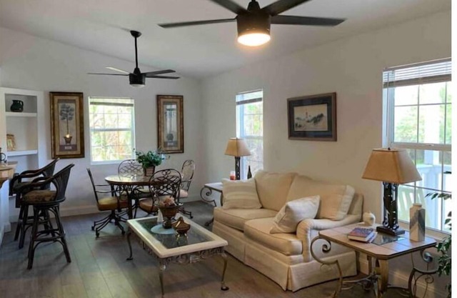 Lovely home 20 minutes to Melbourne beach, 3br 2bath king bed, deck, EV charger