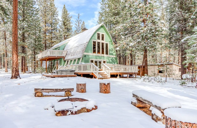 Lovely home by waterfalls with firepit, hot tub & washer/dryer - dog-friendly