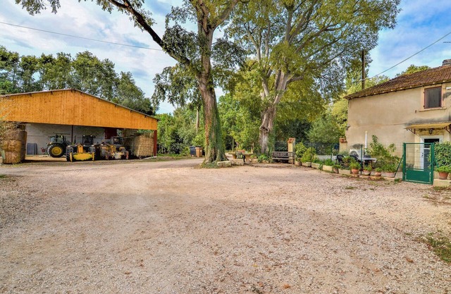 Lovely home in Arles with WiFi