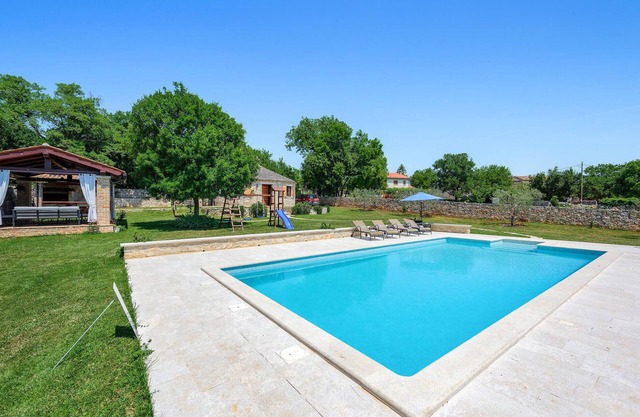 Lovely home in Cukrici with WiFi