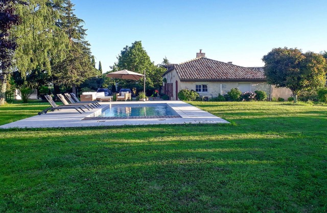 Lovely home in Doulezon