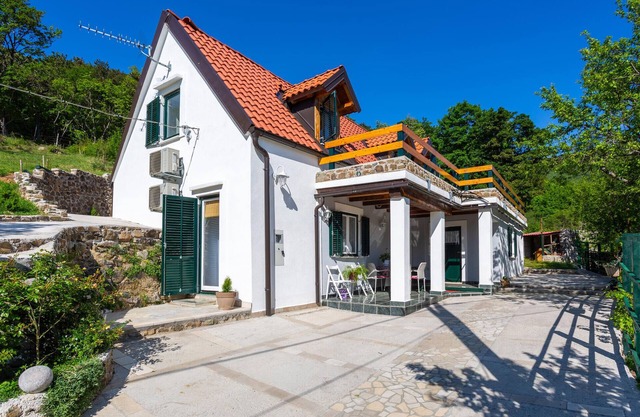 Lovely home in Gornji Lopci with WiFi