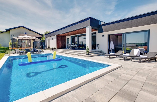 Lovely home in Dubovec Bisaski