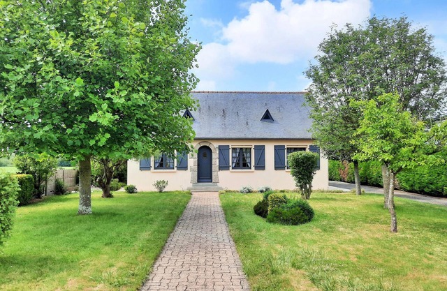 Lovely home in La Fresnais with kitchen