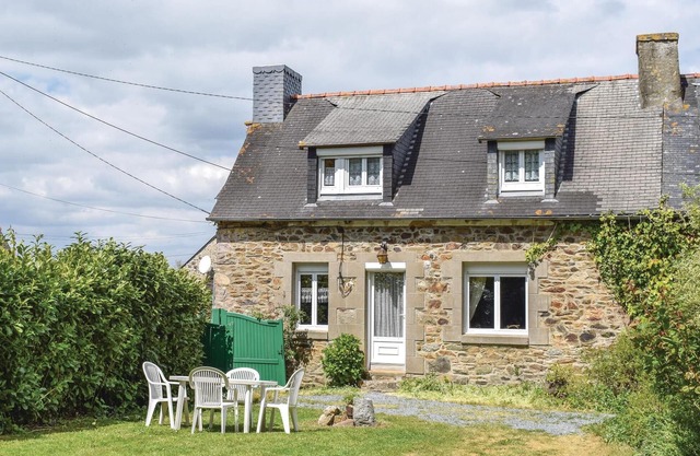 Lovely home in Le Faouet with kitchen