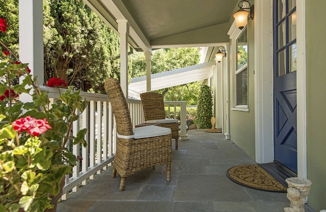 Lovely home in Old Town 1.5 blocks to French Laundry & Downtown!