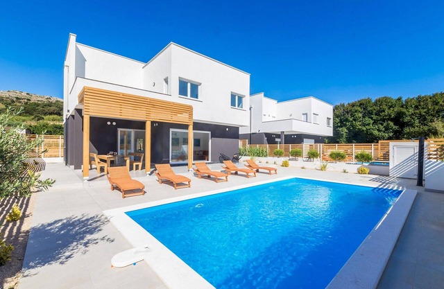 Lovely home in Pag with WiFi