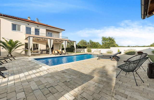 Lovely home in Polaca