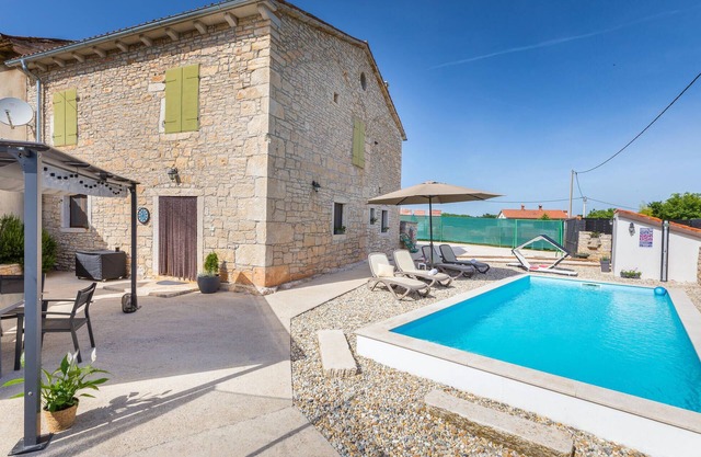 Lovely home in Svetvincenat with WiFi