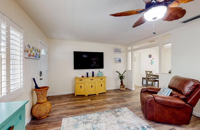 Lovely home next to Pinellas Trail with enclosed yard & beach gear near Gulf