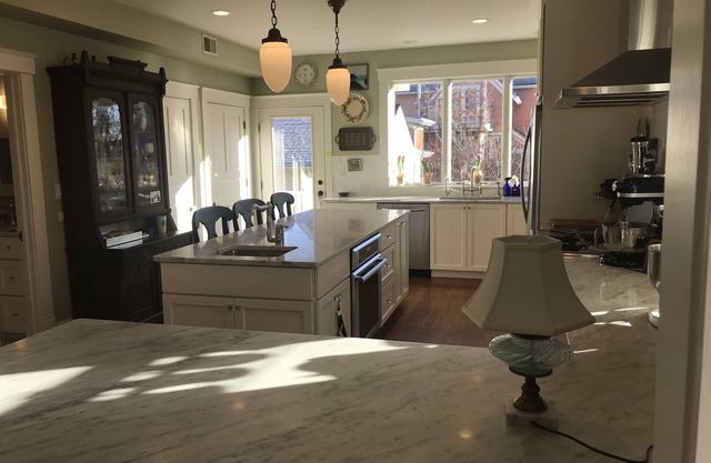 Lovely home, perfect location. 10 min walk to restaurants to stadium!