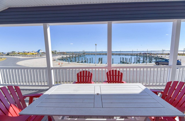 Lovely home, wraparound porch, waterfront, pools, beach, pet friendly!