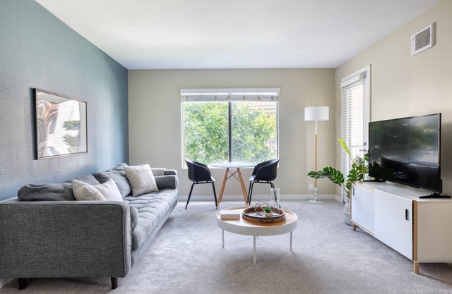 Lovely La Jolla 1BR w/Gym, W/D & Pool, nr bars & shops, by Blueground