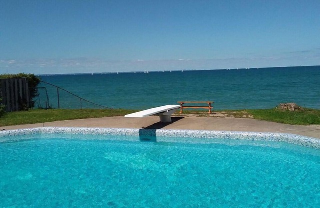 Lovely Lake House, California Chic, HEATED POOL, lakefront, EV charging.