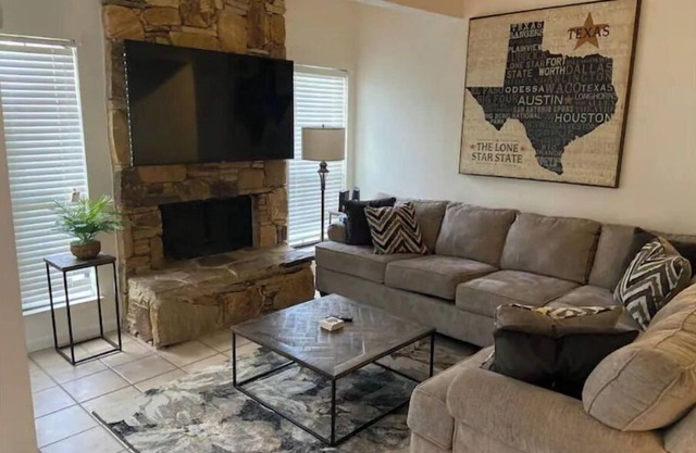Lovely Laredo Condo Great location !